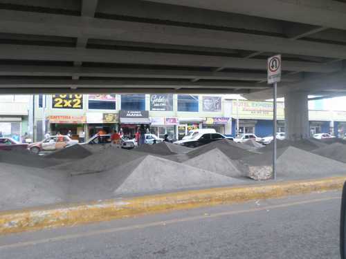 debajo elevado 9 carretera mella impera el caos