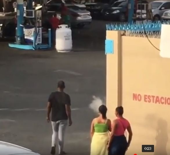 Fumando hookah pegado a una bomba de Gas en SDE