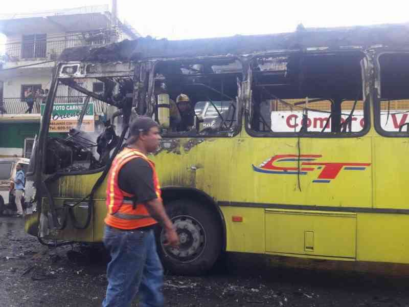 autobus incenciado en los mina