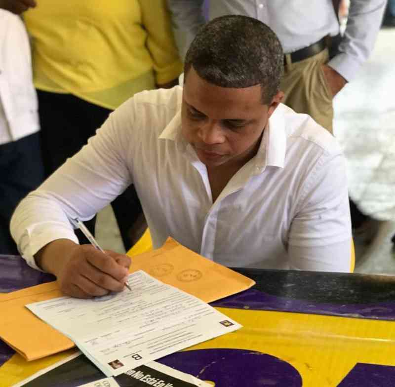 Edwin Reyes se inscribe