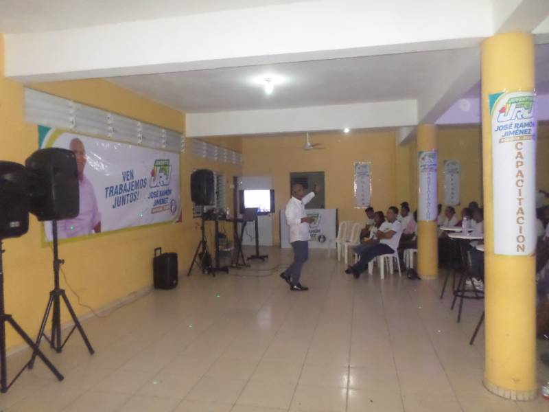 José Ramón Jimenes realiza evento con jóvenes en SDE